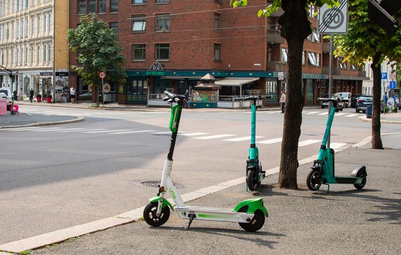 Rondslingerende deelscooters in Oslo, Noorwegen door tufo (bron: Shutterstock)