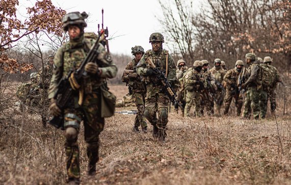 Soldaten in het veld, voorste onscherp door Ministerie van Defensie (bron: Ministerie van Defensie)