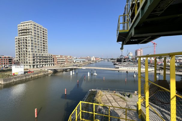 Uitzicht vanop een oude kraan op de Matadibrug en het ontwikkelingsproject Stapelplein (linkerzijde). door Thomas Machiels (bron: Thomas Machiels)