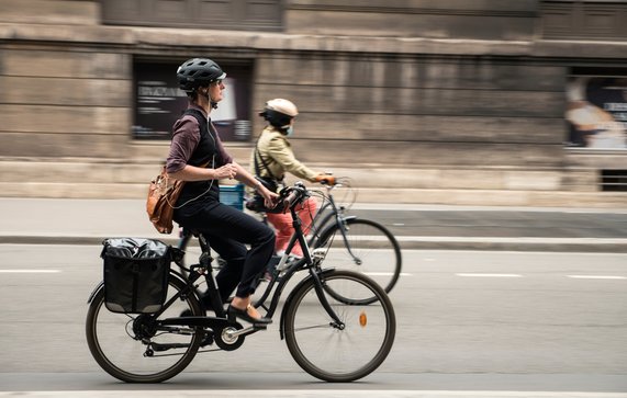 Fietsers in Parijs door flydragon (bron: shutterstock)