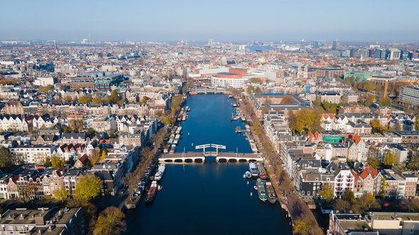 Vogelvlucht van de Amstel met de Magere Brug in Amsterdam door Make more Aerials (bron: Shutterstock)
