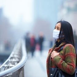 Chinese vrouw draagt masker in de stad tijdens smogdag door Bo1982 (bron: shutterstock)