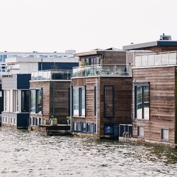 Drijvende Woningen in Ijburg,  Amsterdam door BERK OZDEMIR (bron: shutterstock)