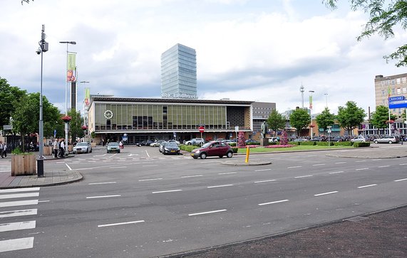 Station Eindhoven Centraal door Ralf Roletschek (bron: wikimedia commons)