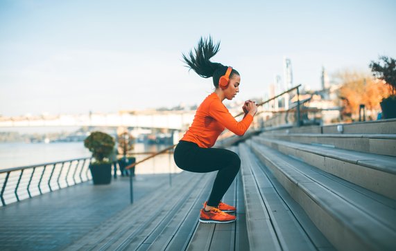 Fitness vrouw springen buiten in de stedelijke omgeving door BGStock72 (bron: shutterstock)