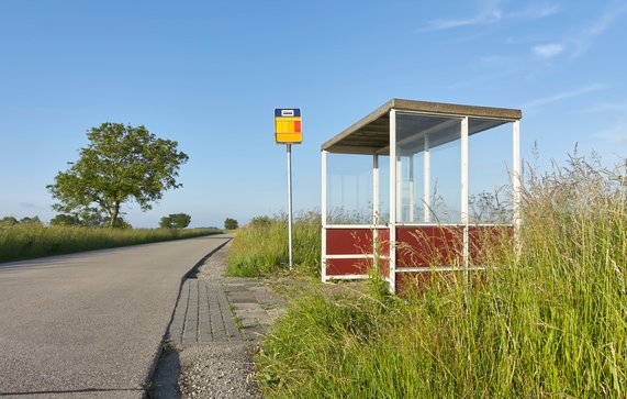 Busstop op het platteland door Harry Wedzinga (bron: Shutterstock)