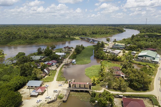 Sluis en stuw bij Uitkijk in het kanaal van de Surinamerivier naar de Saramaccarivier, Suriname door Luuk Kramer (bron: Nederlandse Waterwerken Wereldwijd)