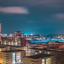 Nachtelijke panorama van Enschede door MarketingCollega.nl (bron: Shutterstock)