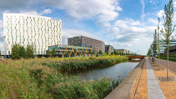 Panorama van Hoofddorp met gracht en moderne gebouwen door Milos Ruzicka (bron: Shutterstock)