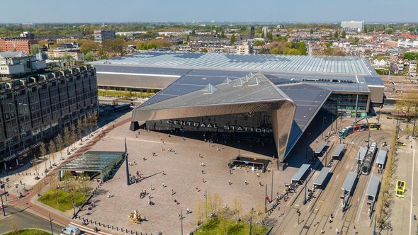 Rotterdam Centraal Station - plein door Uwe Aranas (bron: Shutterstock)