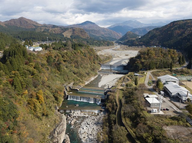 In de rivier Jōganji bij Omi, Japan, zijn verschillende sperdammen en stuwen gemaakt om stroomafwaarts de bevolking van de stad Toyama te beschermen (circa 1885) door Luuk Kramer (bron: Nederlandse Waterwerken Wereldwijd)