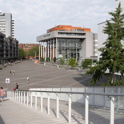 Plein 1992 plein met het 'Centre Ceramique', een openbare bibliotheek in Maastricht met meerdere expositieruimtes, gezien vanaf de trappen van de Hoge Brug door Henk Vrieselaar (bron: Shutterstock)