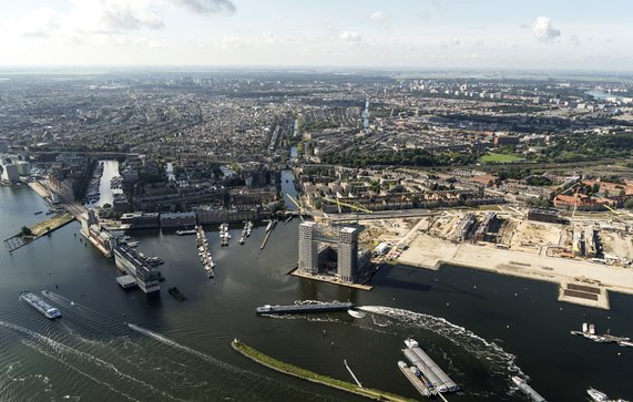 Luchtfoto Amsterdam havengebied door Aerovista Luchtfotografie (bron: Shutterstock)