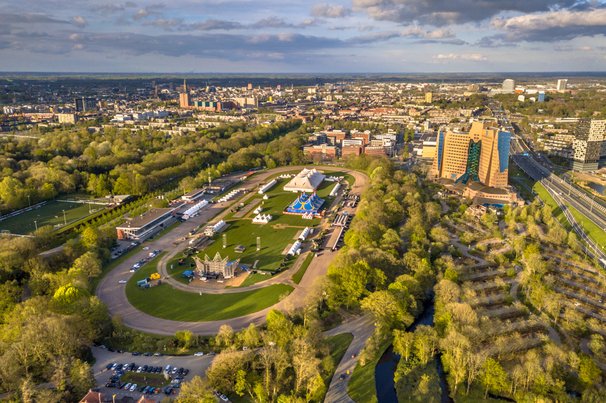 Luchtfoto van de skyline van Groningen vanaf het Stadspark door Rudmer Zwerver (bron: shutterstock)