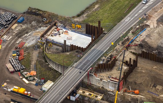 Brug in aanbouw door Aerovista Luchtfotografie (bron: shutterstock.com)