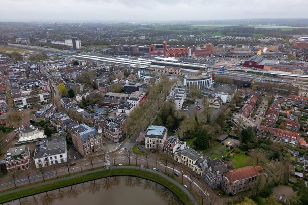 Luchtfoto van station Zwolle gezien vanuit het centrum door Remke Luitjes (bron: shutterstock)