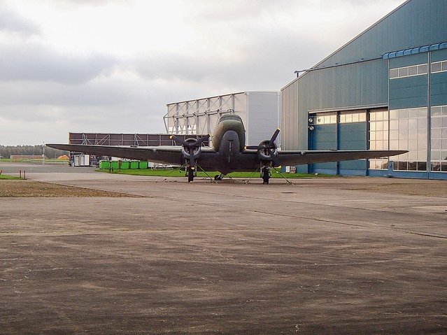 Een dakota in het vliegkamp Valkenburg door Peter van der Sluijs (bron: Wikipedia Commons)