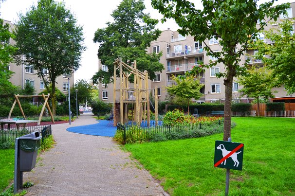 Knus speelplein in een woonwijk in Amsterdam door Zhank0 (bron: shutterstock)