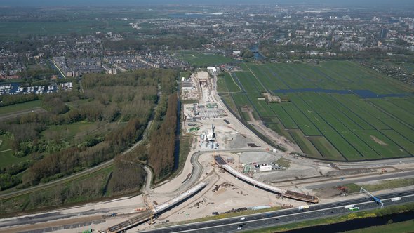 Luchtfoto van de N434 in Leiden door Aerovista Luchtfotografie (bron: Shutterstock)