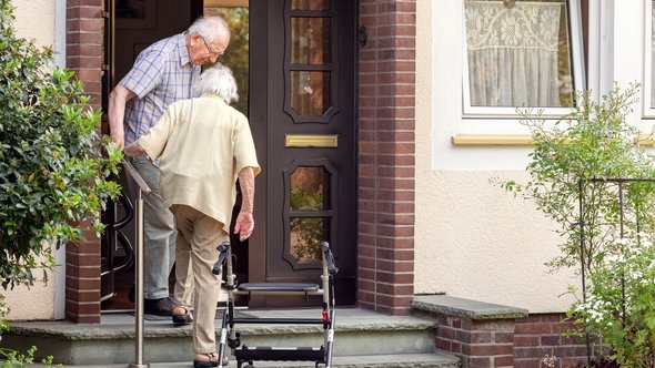 Ouder koppel voor woning door Ingo Bartussek (bron: Shutterstock)