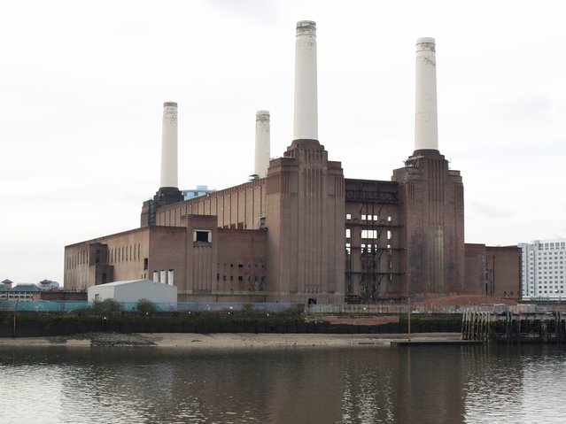 Battersea Power Station, een iconische verlaten fabriek door Claudio Divizia (bron: shutterstock)
