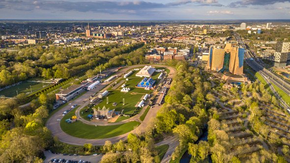 Luchtfoto van de skyline van Groningen vanaf het Stadspark door Rudmer Zwerver (bron: shutterstock)