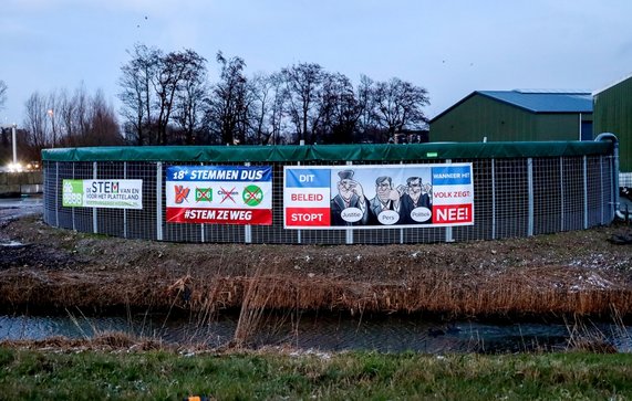 Protest spandoek bij een boer door Andre Muller (bron: Shutterstock)