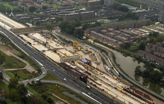 Nieuwbouw naast snelweg door Aerovista Luchtfotografie (bron: shutterstock.com)