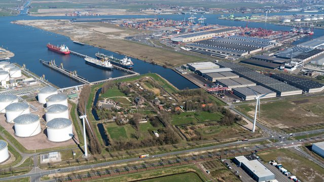 Luchtfoto van het kunstenaarsdorp Ruigoord in het Westelijk Havengebied van Amsterdam door Aerovista Luchtfotografie (bron: Shutterstock)