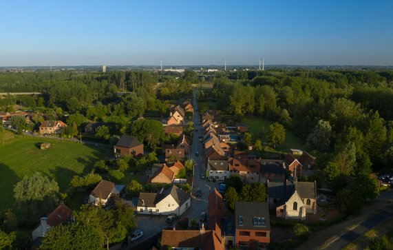 Luchtfoto van het Vlaamse dorp Vlassenbroek, nabij Dendermonde, op een warme zomeravond door evoPix.evolo (bron: Shutterstock)