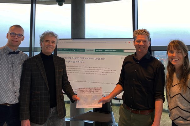 Overhandiging handreiking aan stichting CAS door Stichting CAS (bron: Stichting CAS)