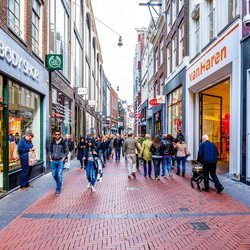 Winkelstraat in Amsterdam door Harry Beugelink (bron: Shutterstock)