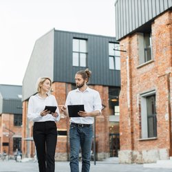 Wandelaars naast huizen door SofikoS (bron: Shutterstock)