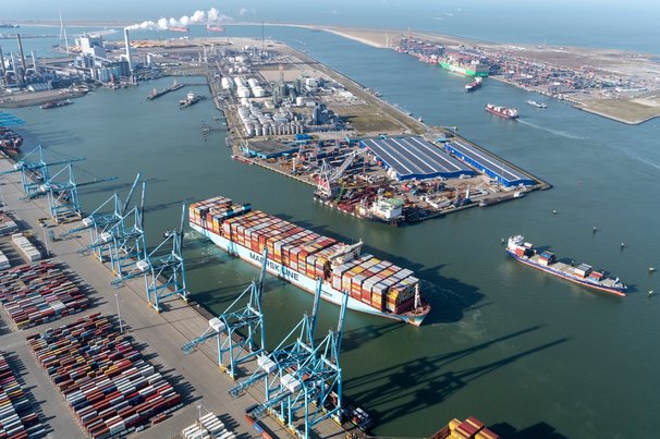 Containerschepen in de Maasvlakte, Rotterdam door Aerovista Luchtfotografie (bron: Shutterstock)