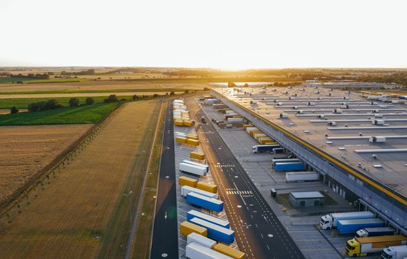 Luchtfoto van het distributiecentrum, drone-fotografie van de industriële logistieke zone. door marcinjozwiak (bron: Shutterstock)