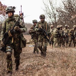 Soldaten in het veld, voorste onscherp door Ministerie van Defensie (bron: Ministerie van Defensie)