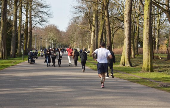 Wandelende mensen in het Zuiderpark, Den Haag. door Gabriela Beres (bron: Shutterstock)