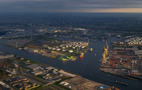 Luchtfoto van de haven van Amsterdam door Thomas Roell (bron: shutterstock)