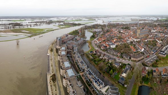 Hoge waterstand in de IJssel rivier door Corlaffra (bron: Shutterstock)