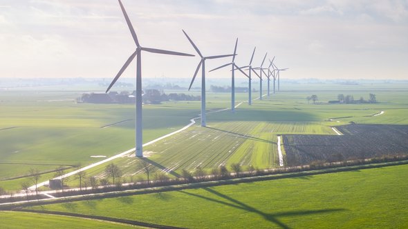 Luchtfoto van windturbines in groene landbouwgrond in Friesland, door Thomas Roell (bron: Shutterstock)