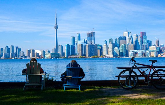 Toronto skyline op een zonnige dag door Fernando Kruger (bron: Shutterstock)