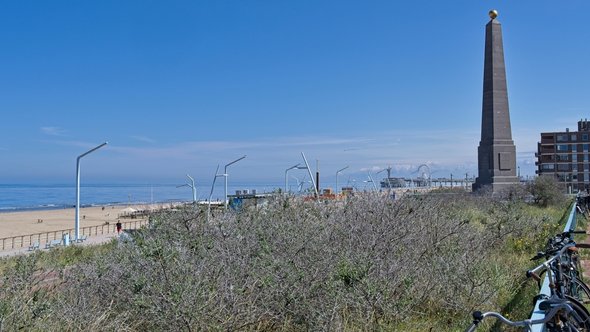 Herdenkingsnaald aan de boulevard van Scheveningen door Henk van Blijderveen (bron: Shutterstock)