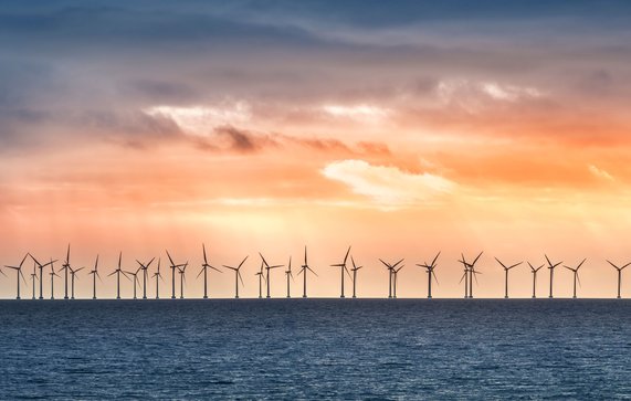 Windmolenpark op zee door Cinematographer (bron: Shutterstock)