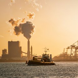 Rotterdamse haven door oliverdelahaye (bron: Shutterstock)