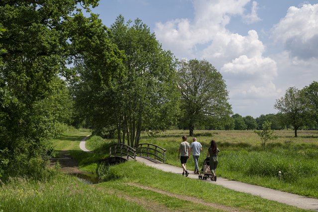 Wandelaars in Ruiten Aa-gebied door Nadine van den Berg (bron: MooiNL)