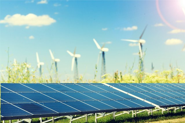 Zonnepanelen voor groene energie door Billion Photos (bron: Shutterstock)