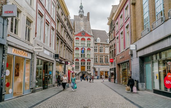 Maastricht, The Netherlands - June 18th 2018, People shopping in the 'Kleine staat' in the historic center of Maastricht door Ivo Antonie de Rooij (bron: shutterstock)