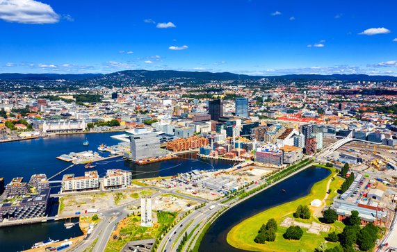 Oslo, Noorwegen. Luchtfoto van het Sentrum gebied door Madrugada Verde (bron: shutterstock)