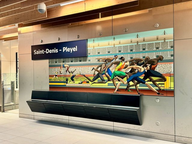 Saint-Denis, Frankrijk - Muurkunst met hardlopers bij het nieuwe Saint-Denis – Pleyel station, lijn 14, Paris Metro. door Here Now (bron: shutterstock)