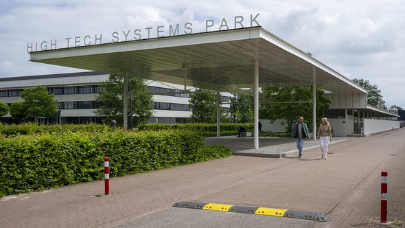 Entreegebouw High Tech Systems Park door Nadine van den Berg (bron: MooiNL)